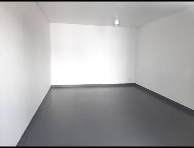180M² BUSINESS TO LET IN WOODSTOCK
